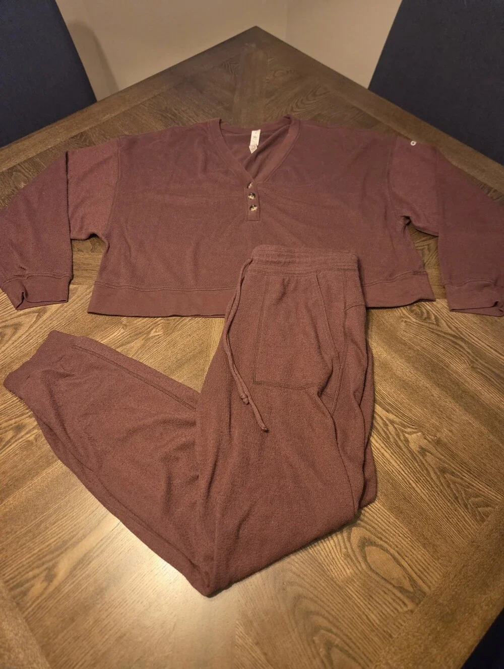 Alo Yoga Soho 2pc SET Cropped Henley Pullover & Jogger in Cherry Cola sz SML-MED